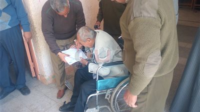 الداخلية توفر كرسيا متحركا لكبار السن وذوي الاحتياجات في اللجان (فيديو)