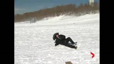 بالفيديو.. سقوط مروع لمراسل على الهواء