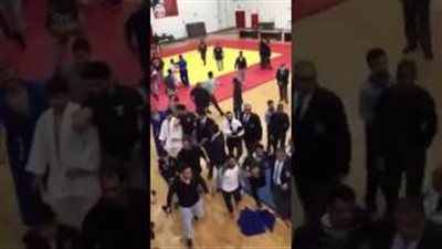 بالفيديو.. مشاجرة بالأيدي والعصى في بطولة الجودو بالكويت