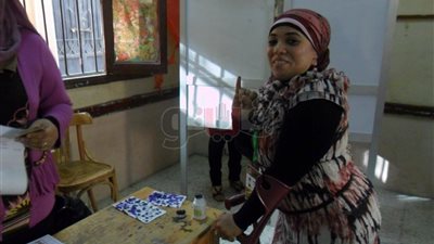 أول مراقبة انتخابات من ذوي الإعاقة في سوهاج تدلي بصوتها (صور)