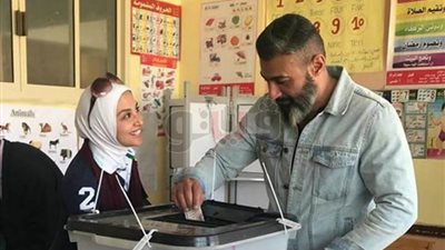 الصدفة تجمع حنان ترك وياسر جلال في الانتخابات الرئاسية (صورة)