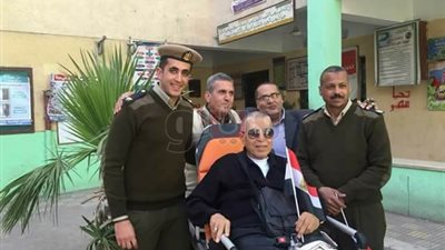 مواطن قعيد يستعين بالشرطة للتصويت في الغربية