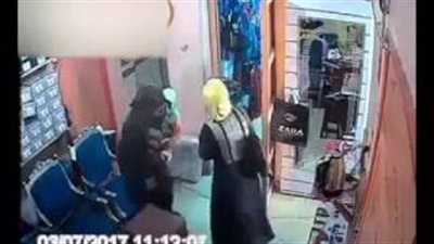 بالفيديو.. فتاة تسرق هاتفين ثمينين من محل ملابس بالشرقية