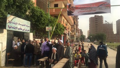 استمرار توافد المواطنين على لجان مدارس كرداسة (فيديو وصور)