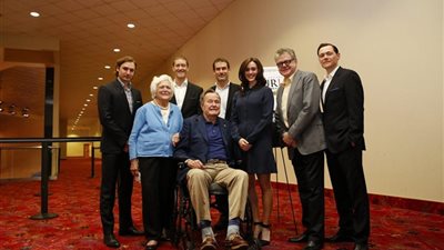 الصحف الأجنبية.. جورج بوش الأب «متحرش»