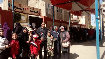 أطفال يرتدون ملابس القوات المسلحة ويرفعون علم مصر ببورسعيد (صور)