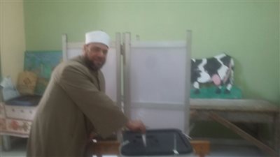 وكيل «أوقاف الإسكندرية» يدلي بصوته بالانتخابات الرئاسية (صور)