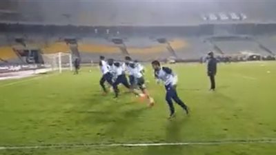 لاعبو المصري يؤدون عمليات الإحماء قبل لقاء الزمالك (فيديو)