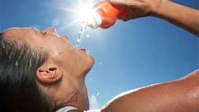 10 نصائح لتفادي ضربة الشمس.. الإكثار من شرب المياه.. ارتداء الملابس الخفيفة فاتحة اللون لمواجهة الحر.. «عصير البصل» يمنع استنفاد الحرارة الطبيعية بالجسم..وتناول المشروبات المثلجة والغازية &#