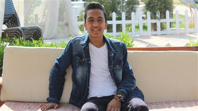 مأساة «شاب» ضحية إهمال الكهرباء بالشرقية.. «أدهم» أصيب بكسر في الجمجمة ونزيف بالمخ بسبب عمود إنارة.. والده: منظومة الفساد بمنيا القمح هي السبب وعايز حق ابني (فيديو وصور)