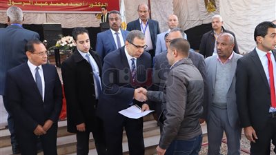 وزير القوى العاملة يسلم 10 عقود عمل لذوي الاحتياجات الخاصة بأسيوط (صور)