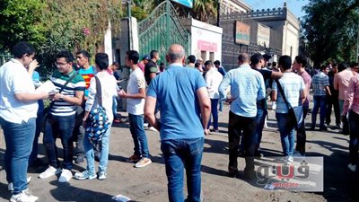بالصور.. القلق والتوتر يسيطران على طلاب الثانوية أمام لجان الجيزة
