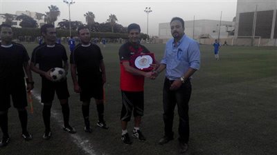 بالصور.. منطقة القاهرة تتبادل الدروع التذكارية مع بعثة منتخب عمان