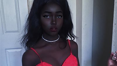 بالفيديو والصور.. جمال الفتاة صاحبة البشرة الفحمية تجذب نشطاء التواصل