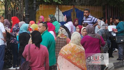 بالفيديو.. أولياء الأمور يفترشون الأرصفة أمام لجان الثانوية بالإسكندرية