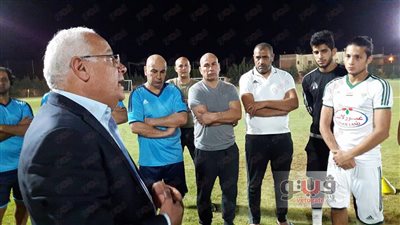 بالصور.. محافظ بورسعيد يزور معسكر المصري قبل نهائي الكأس