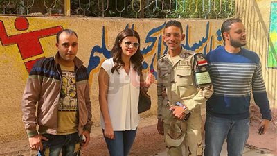 إيمان الحصري تدلي بصوتها في الانتخابات بمصر الجديدة (صور)