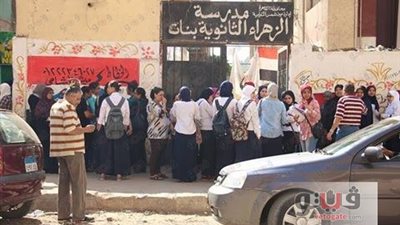 بالصور.. تزاحم طالبات الثانوية العامة أمام مدرسة الزهراء بعين شمس