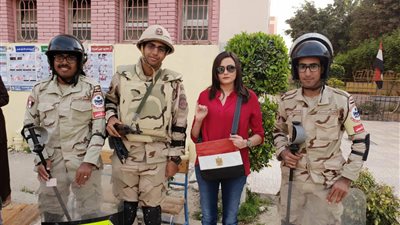 بشرى تدلي بصوتها في الانتخابات الرئاسية (صور)