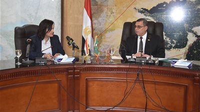 محافظ الفيوم ووفد الثروة السمكية يبحثان تنمية بحيرتي قارون والريان