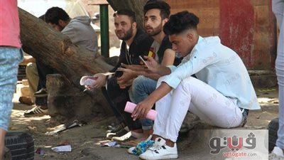 بالصور .. تدخين الطلاب أمام لجان امتحان الثانوية العامة بعين شمس