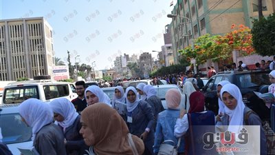 بالفيديو والصور .. أولياء الأمور في انتظار أبنائهم أمام اللجان بالدقهلية