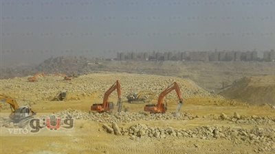 بالصور.. تهذيب صخور جبل المقطم بمنشأة ناصر