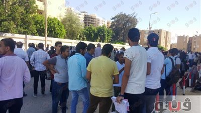 بالصور.. طوابير أولياء الأمور أمام لجان امتحانات الثانوية بالسويس