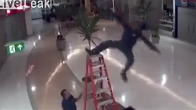 سقوط مروع لعامل يتسبب في وفاته (فيديو)