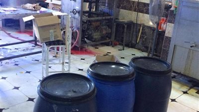 بالصور.. ضبط مصنع أيس كريم يستخدم خامات ضارة بالصحة في الفيوم