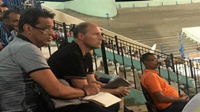 هاني رمزي وأحمد ناجي يحضران مباراة بيراميدز والمقاولون بالدوري