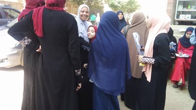 بالفيديو.. انهيار طالبة قبل دخول لجان مدرسة السلام بالعياط