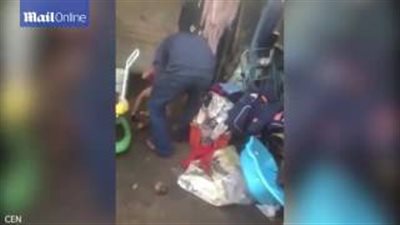 بالفيديو.. لقطات مروعة لرجل يحرق ابن زوجته بعدما بلل فرشته