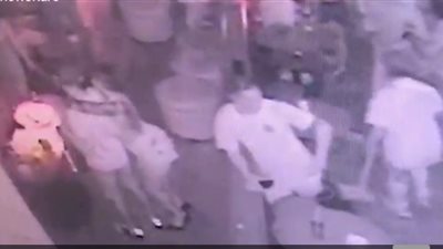 لحظة طعن شاب حاول التحرش بحبيبة آخر (فيديو)