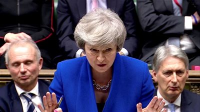 تيريزا ماي.. «قطة بـ 7 أرواح» تنجو من الأزمات