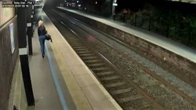 بالفيديو.. رجل يطارد فتاة للاعتداء عليها بمحطة قطار