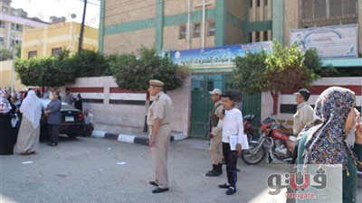 بالفيديو.. منع وقوف أولياء الأمور بجوار أسوار لجان الثانوية بالدقهلية
