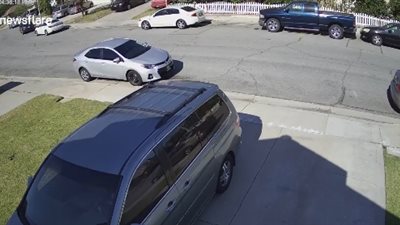 نجاة شاب من الموت بعد تعرضه لحادث مروع (فيديو)