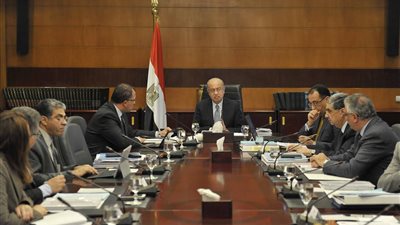 ١١ قرارا في اجتماع الحكومة الأسبوعي.. إحالة قانون التأمين الصحي للبرلمان.. الموافقة على اللائحة التنفيذية لـ«الاستثمار».. وإنشاء صالات رياضية مغطاة استعدادا لكأس العالم لليد