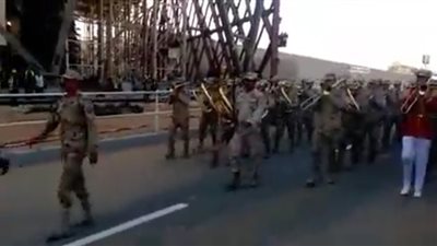 فرقة موسيقية تزف تمثال رمسيس الثاني إلى البهو العظيم (فيديو)