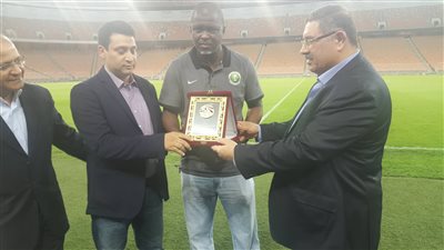 عضو الجبلاية يسلم درع اتحاد الكرة للمشرف على المنتخب الأوليمبي السعودي