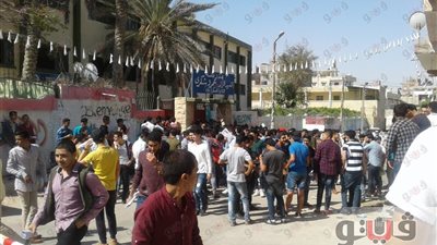 بالفيديو والصور.. تجمع أولياء الأمور أمام لجان الثانوية بالعريش