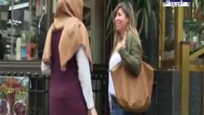 بالفيديو.. رد فعل لبنانيين طلبت منهم فتاة محجبة نقودا