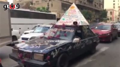 مواطن يحول سيارته إلى «كرنفال» لدعم السيسي (فيديو)