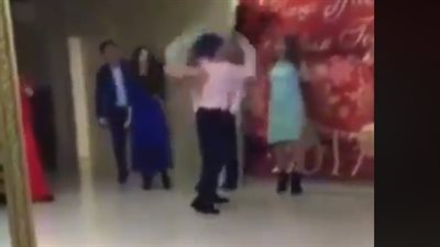 رجل يتسبب في سقوط مروع لحبيبته أثناء رقصهما (فيديو)