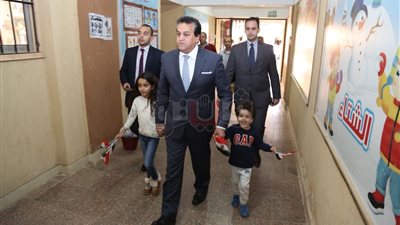 وزير التعليم العالي يصطحب أحفاده أثناء التصويت بالانتخابات