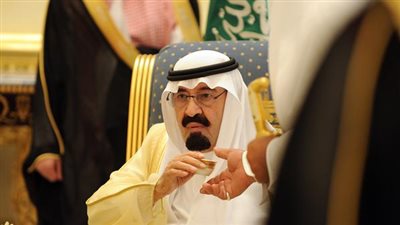 «محلب» و«قطان» يصلان مطار القاهرة لاستقبال ملك السعودية