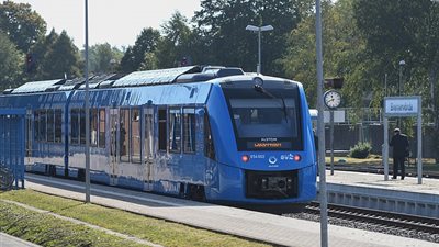 ألمانيا تطلق أول قطار في العالم يعمل بالهيدروجين (صور)