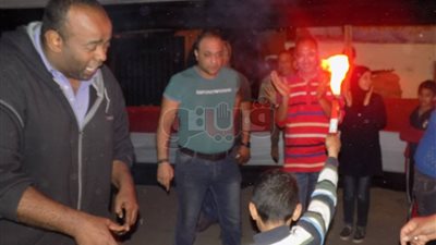 شباب يحتفلون بإطلاق الألعاب النارية أمام اللجان الانتخابية بالمعادي (فيديو)