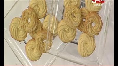 بالفيديو.. تعلمي طريقة عمل بسكويت النشادر الهش
